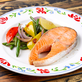 Стейк из лосося с жареными овощами