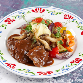 Говяжьи щеки с картофельным пюре и овощами