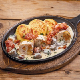 Куриные бёдрышки с сердечками и картофельными пирожками