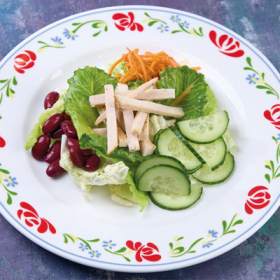 Салат с курицей и фасолью